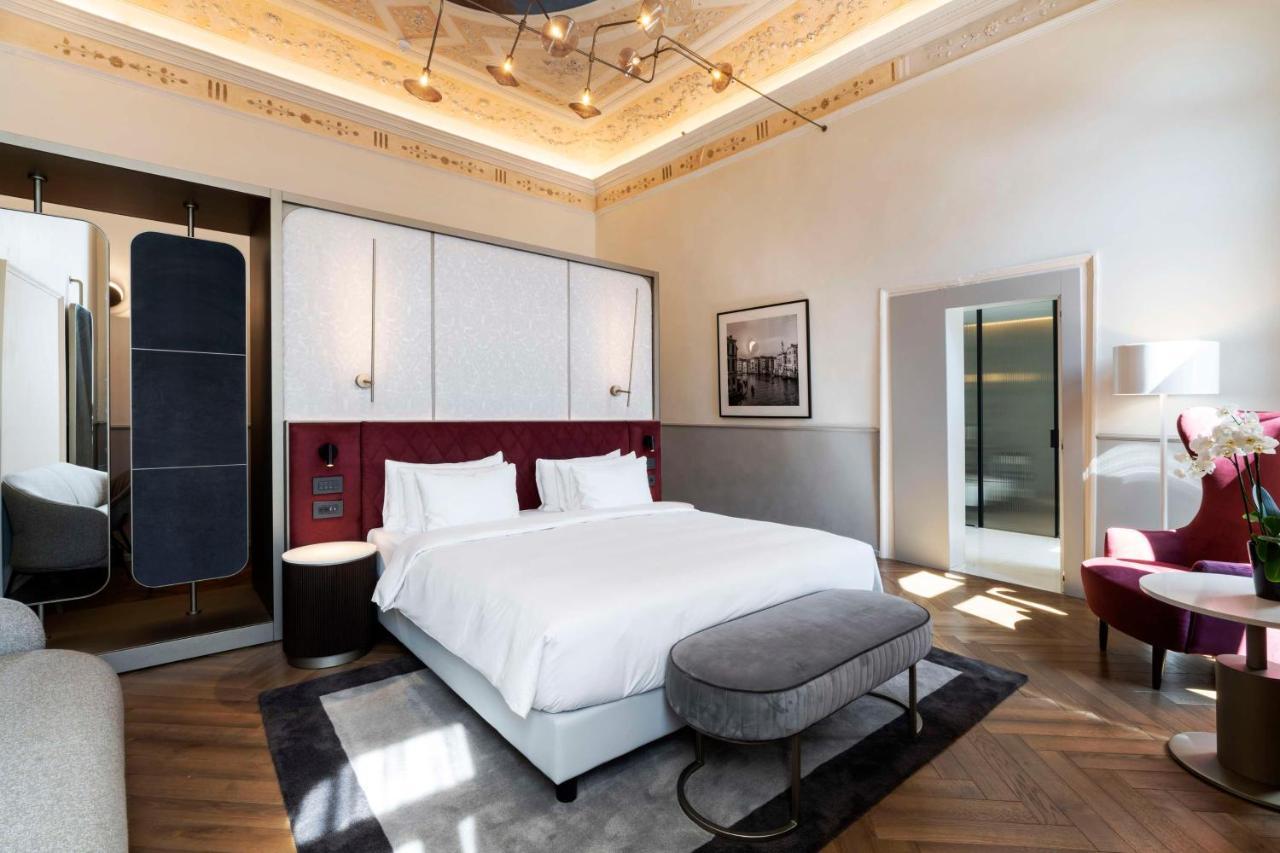 Radisson Collection Hotel, Palazzo Nani 威尼斯 外观 照片 A bedroom at the hotel