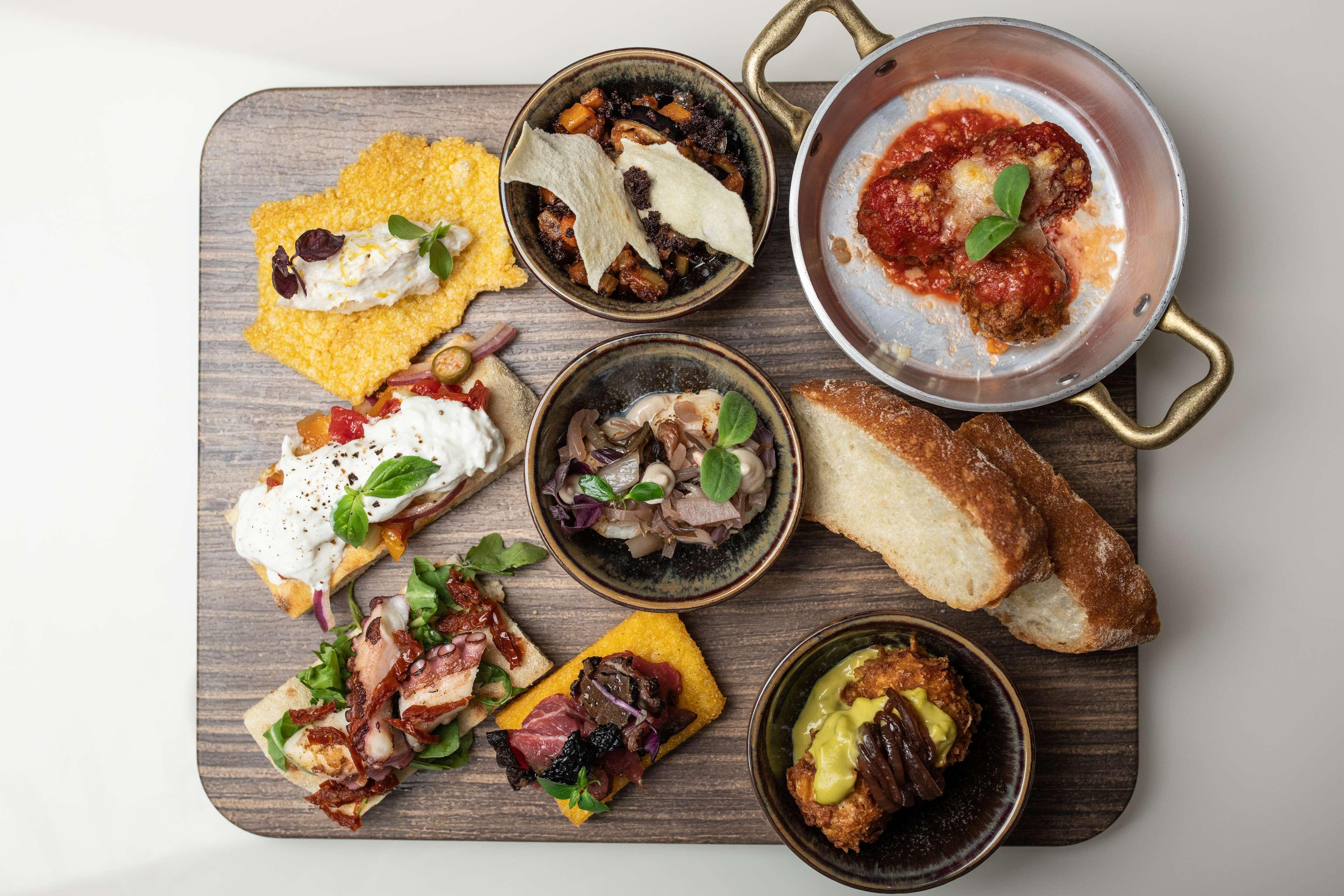 Radisson Collection Hotel, Palazzo Nani 威尼斯 外观 照片 A selection of tapas