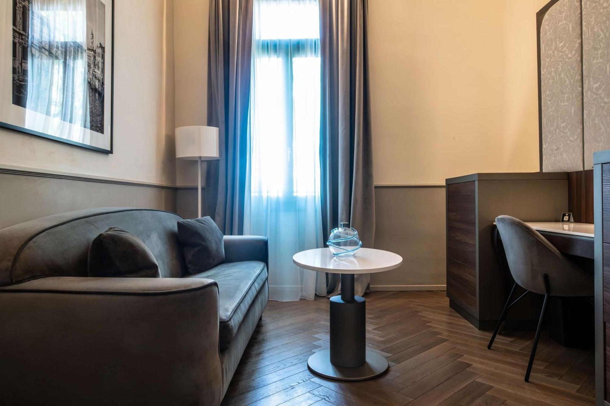 Radisson Collection Hotel, Palazzo Nani 威尼斯 外观 照片 A room at the hotel