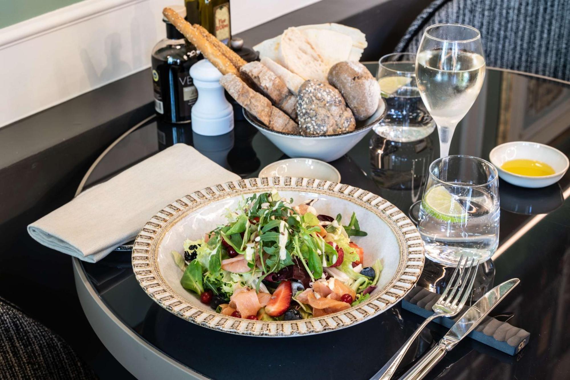 Radisson Collection Hotel, Palazzo Nani 威尼斯 外观 照片 A salad at the restaurant