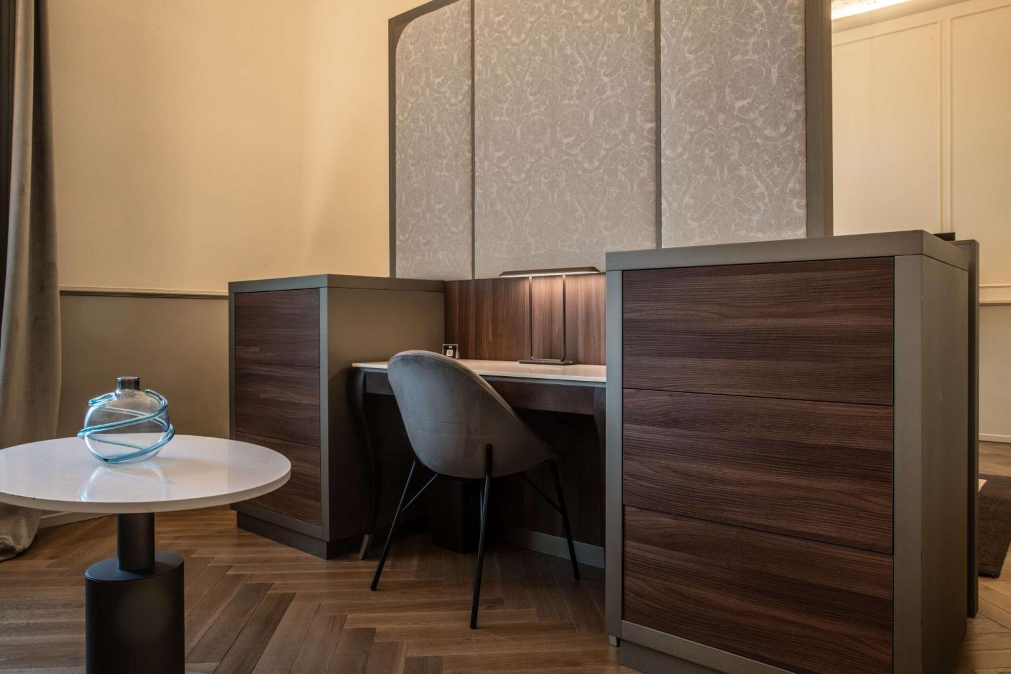 Radisson Collection Hotel, Palazzo Nani 威尼斯 外观 照片 A work space at the library