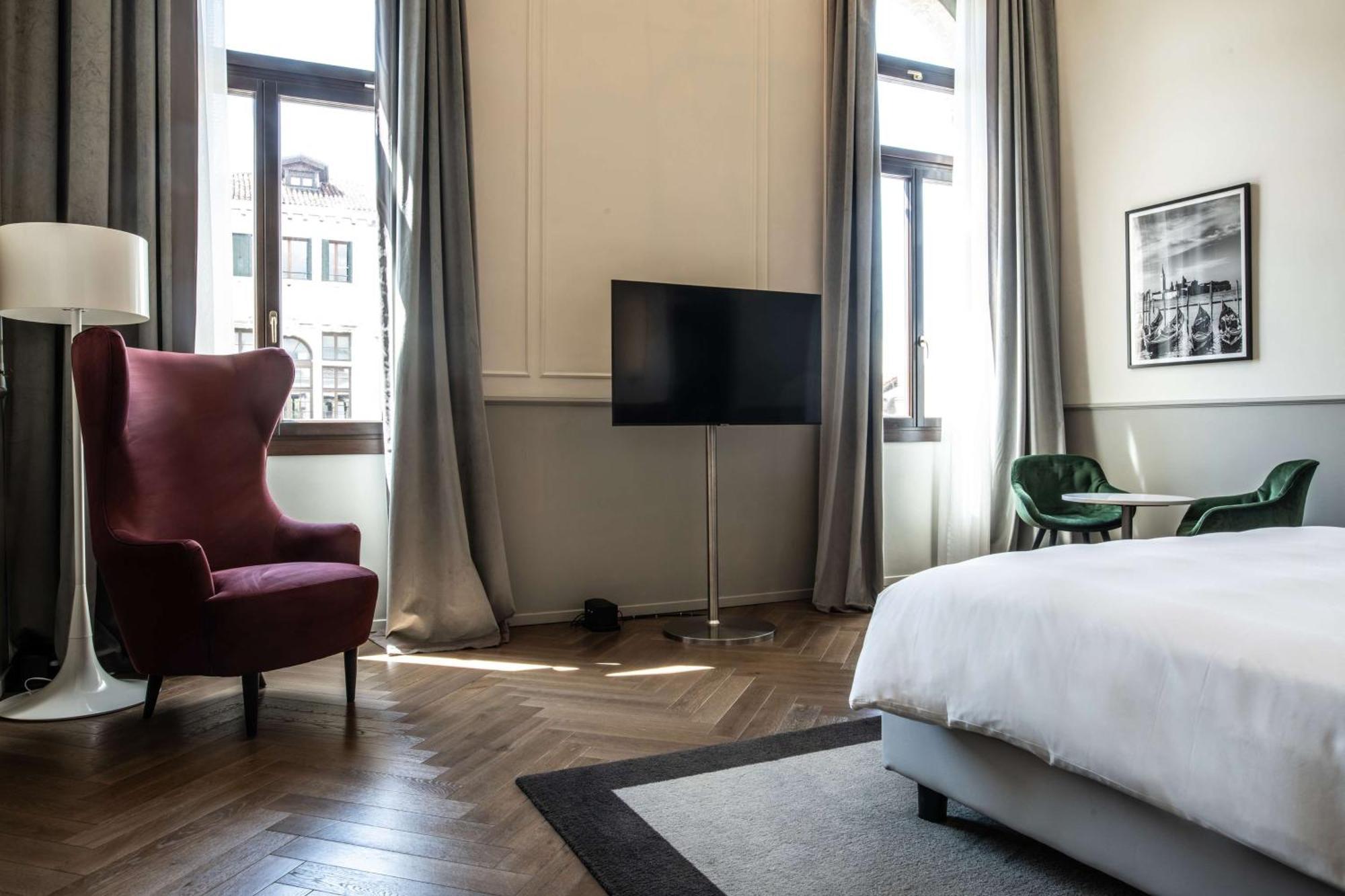 Radisson Collection Hotel, Palazzo Nani 威尼斯 外观 照片 A room at the hotel