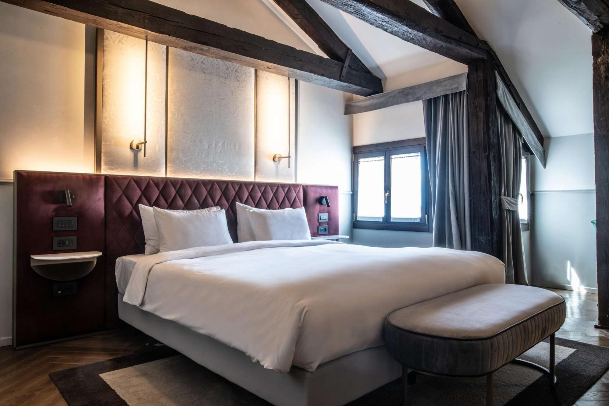 Radisson Collection Hotel, Palazzo Nani 威尼斯 外观 照片 A bedroom at the hotel
