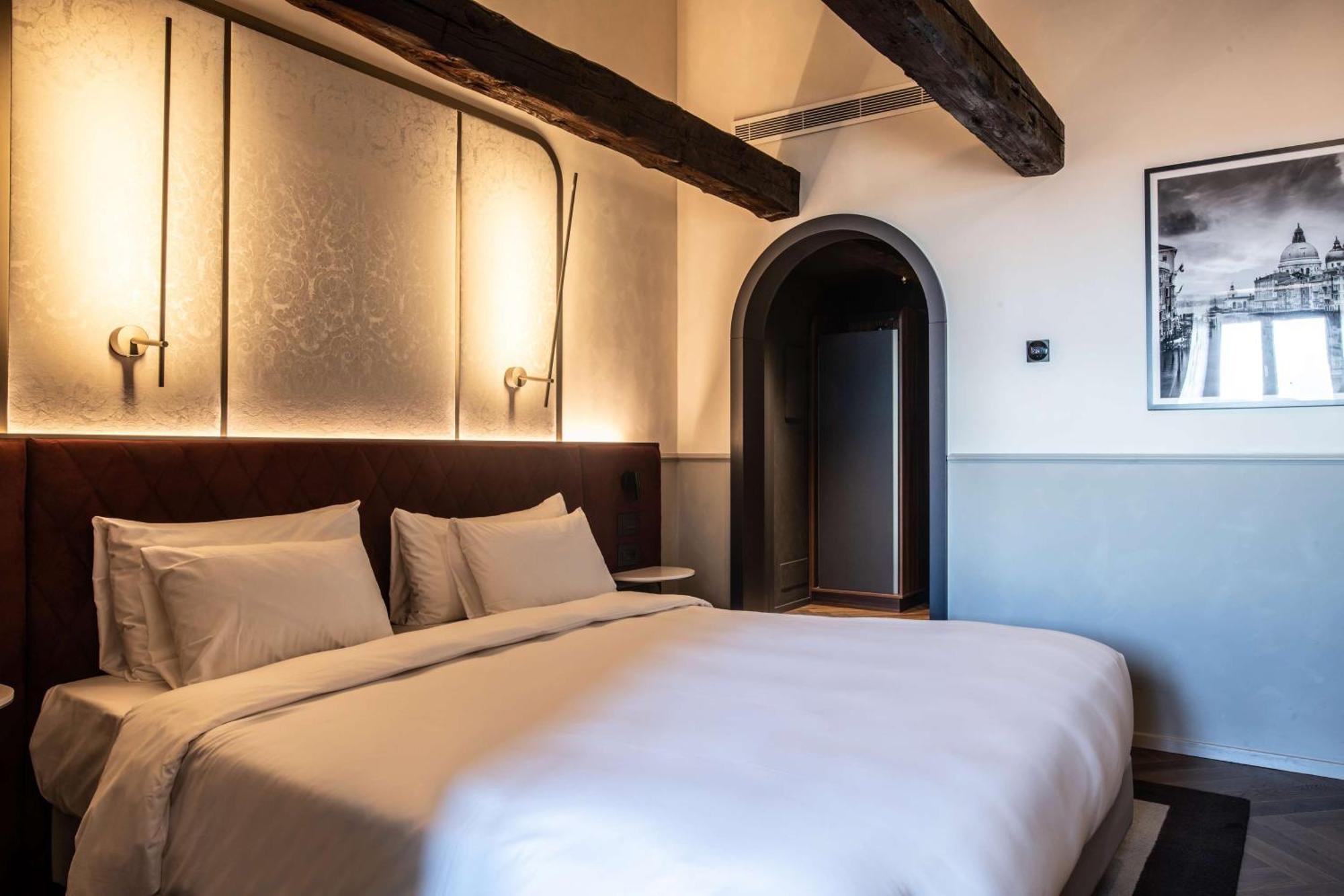 Radisson Collection Hotel, Palazzo Nani 威尼斯 外观 照片 A room at the hotel