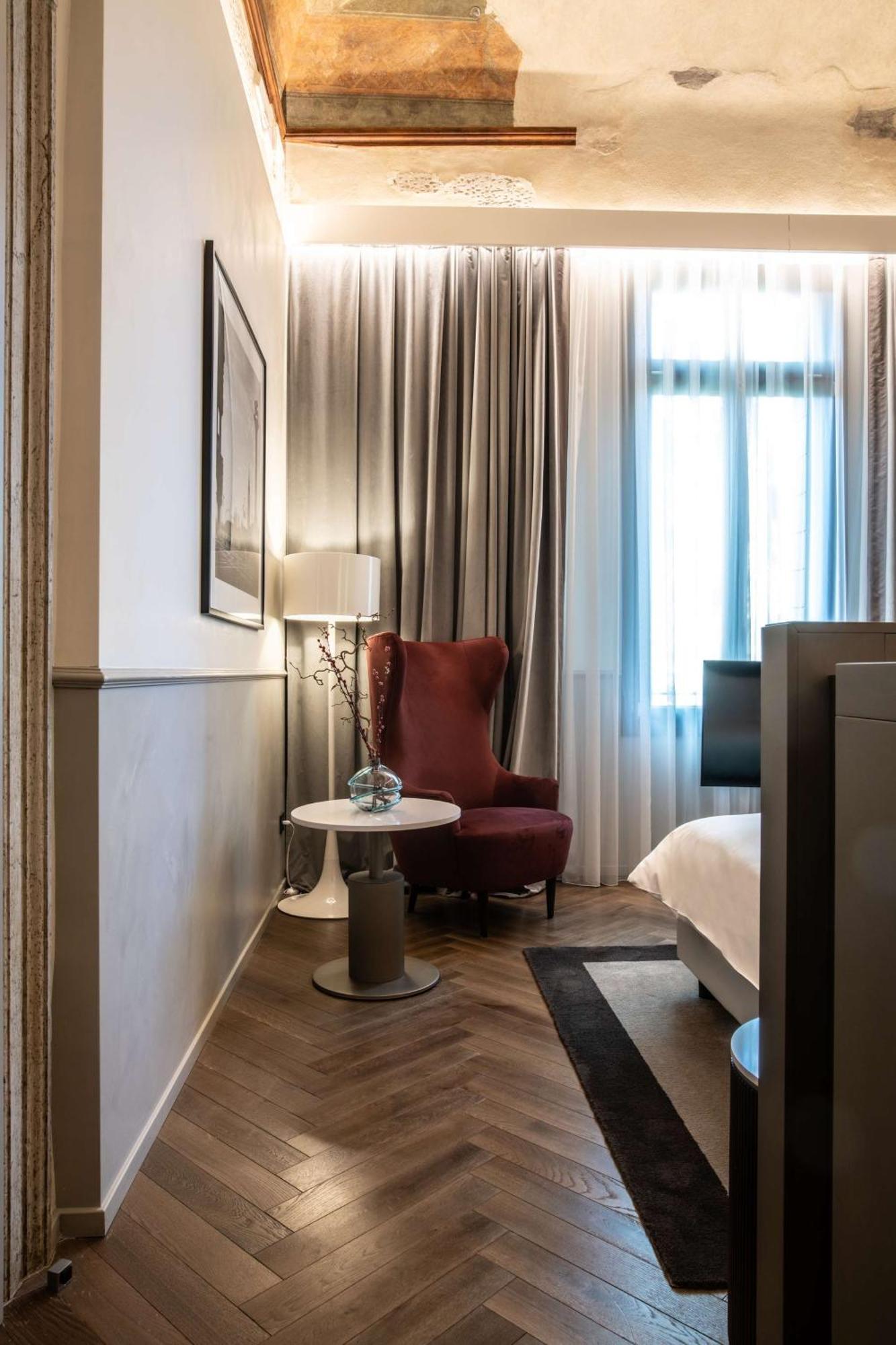 Radisson Collection Hotel, Palazzo Nani 威尼斯 外观 照片 A room at the hotel