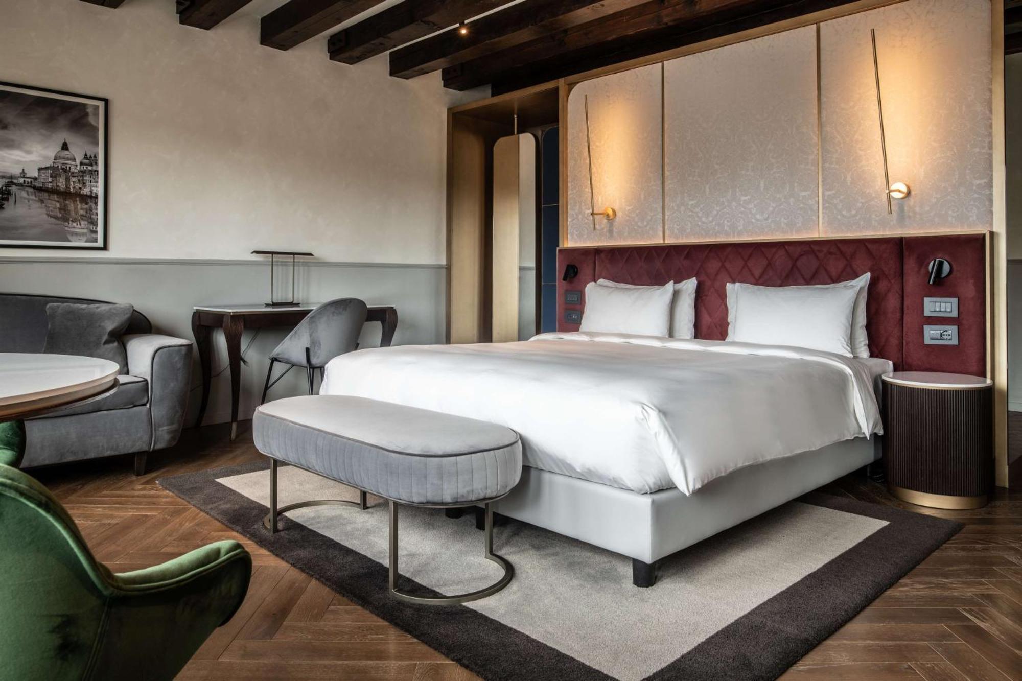 Radisson Collection Hotel, Palazzo Nani 威尼斯 外观 照片 A bedroom at the hotel